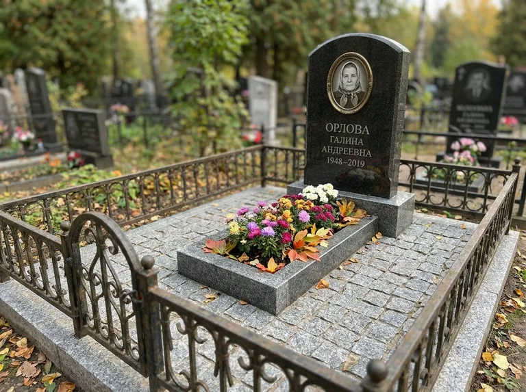 Благоустроенное захоронение с гранитной плиткой, оградой и цветником в Набережных Челнах