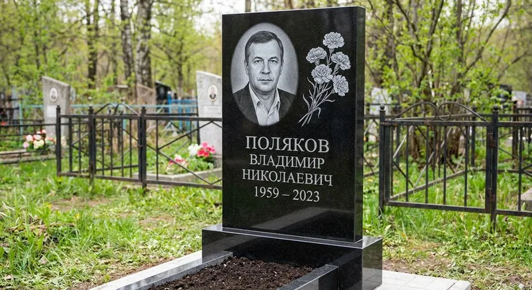 Памятник с гравировкой гвоздик — выполненная работа «Поляков» в Набережных Челнах