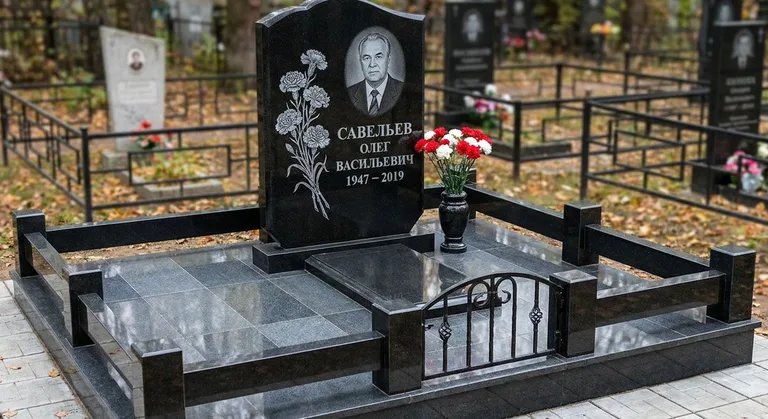 Памятник с гравировкой гвоздик — выполненная работа «Савельев» в Набережных Челнах