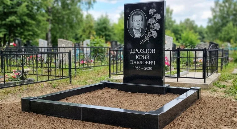 Памятник с гравировкой гвоздик — выполненная работа «Дроздов» в Набережных Челнах