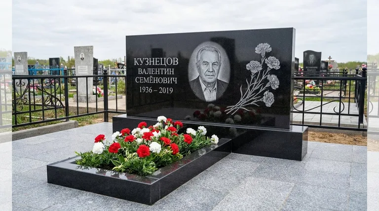Памятник с гравировкой гвоздик — выполненная работа «Кузнецов» в Набережных Челнах