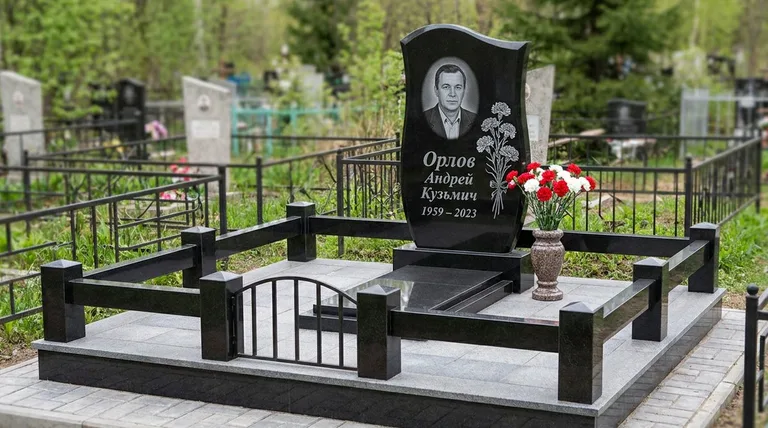 Памятник с гравировкой гвоздик — выполненная работа «Орлов» в Набережных Челнах