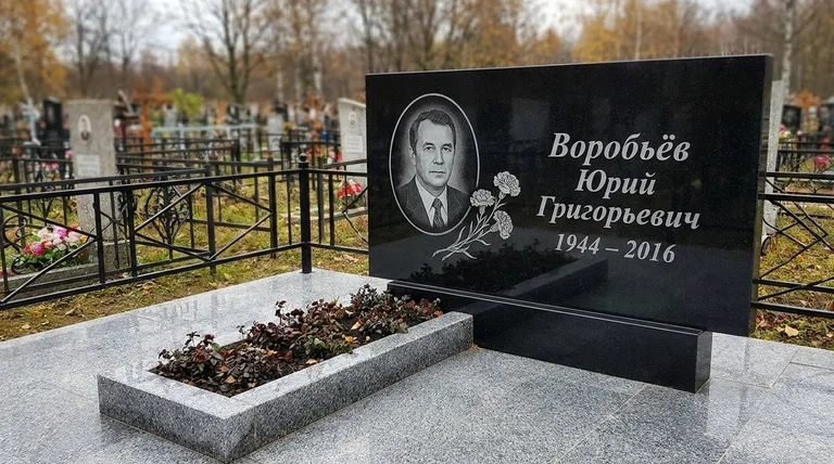 Памятник с гравировкой гвоздик — выполненная работа «Воробьёв» в Набережных Челнах