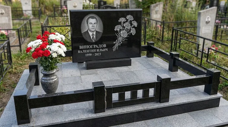 Памятник с гравировкой гвоздик — выполненная работа «Виноградов» в Набережных Челнах