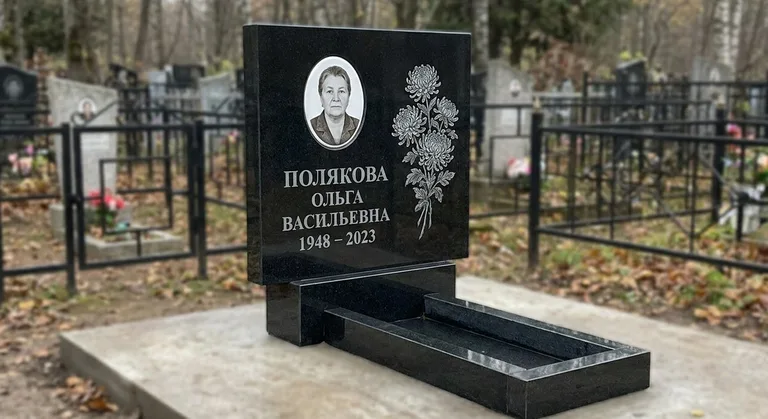 Памятник с гравировкой хризантем — выполненная работа «Полякова» в Набережных Челнах