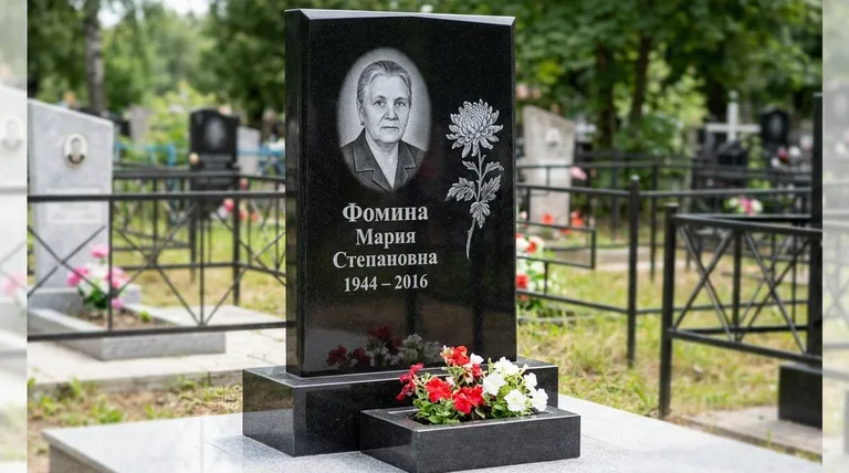 Памятник с гравировкой хризантем — выполненная работа «Фомина» в Набережных Челнах