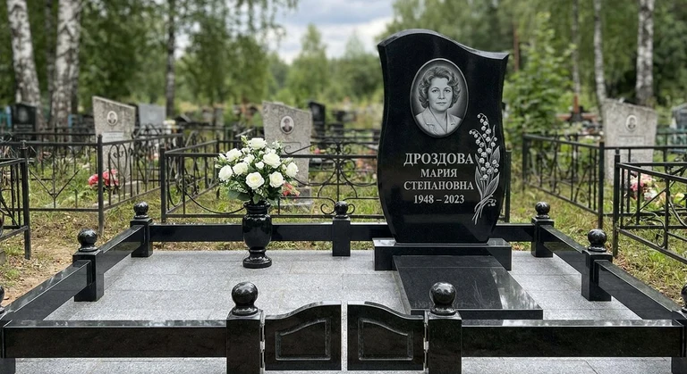 Гравировка ландышей на памятник в Набережных Челнах — пример работы на граните