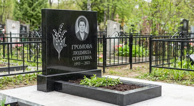 Памятник с гравировкой ландышей — выполненная работа «Громова» в Набережных Челнах