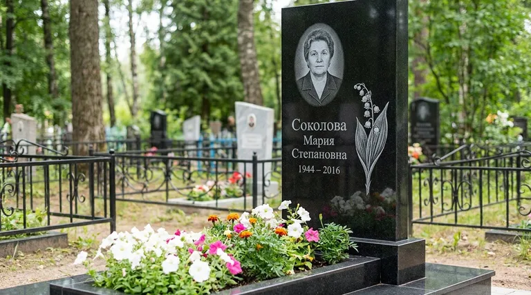 Памятник с гравировкой ландышей — выполненная работа «Соколова» в Набережных Челнах