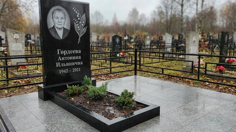 Памятник с гравировкой ландышей — выполненная работа «Гордеева» в Набережных Челнах