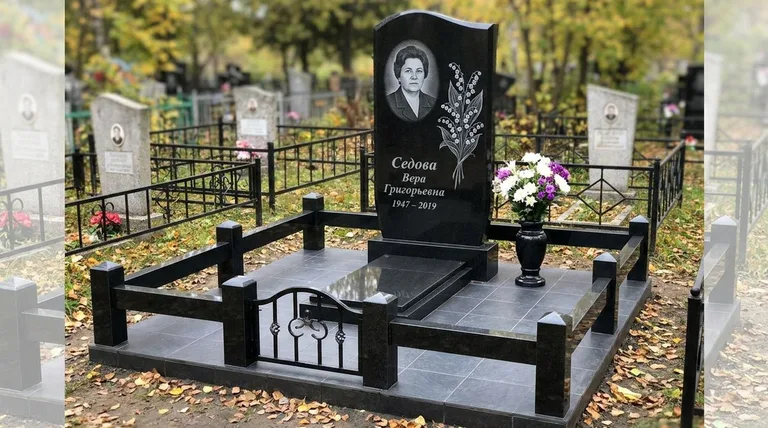 Памятник с гравировкой ландышей — выполненная работа «Седова» в Набережных Челнах