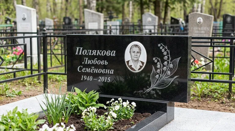 Памятник с гравировкой ландышей — выполненная работа «Полякова» в Набережных Челнах