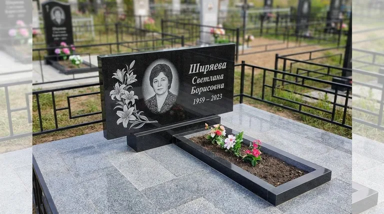 Памятник с гравировкой лилий — выполненная работа «Ширяева» в Набережных Челнах