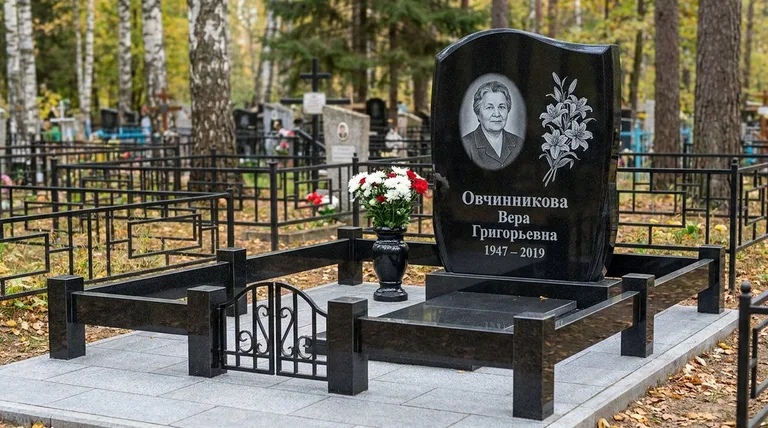 Памятник с гравировкой лилий — выполненная работа «Овчинникова» в Набережных Челнах