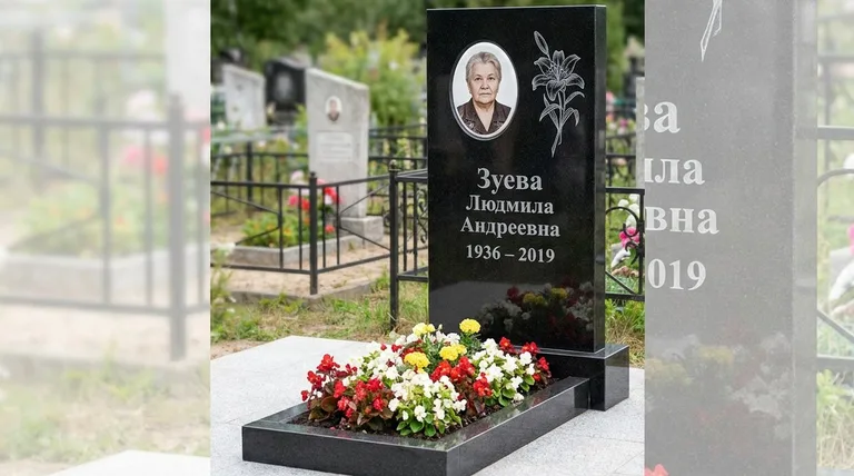 Памятник с гравировкой лилий — выполненная работа «Зуева» в Набережных Челнах