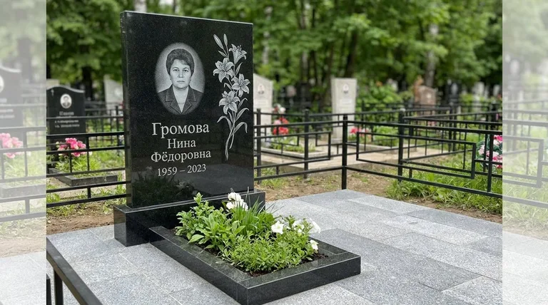 Памятник с гравировкой лилий — выполненная работа «Громова» в Набережных Челнах