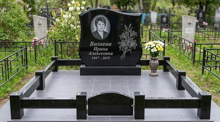 Памятник с гравировкой лилий — выполненная работа «Волкова» в Набережных Челнах