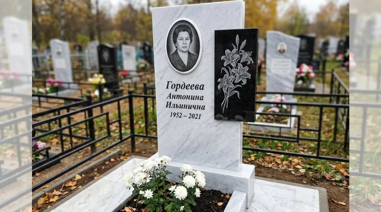 Памятник с гравировкой лилий — выполненная работа «Гордеева» в Набережных Челнах