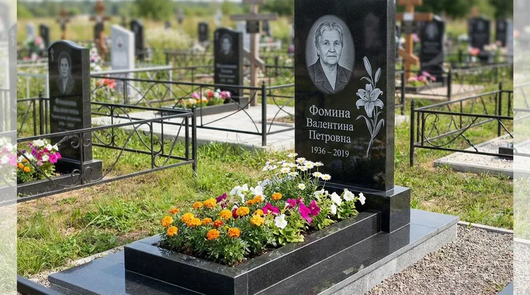 Памятник с гравировкой лилий — выполненная работа «Фомина» в Набережных Челнах