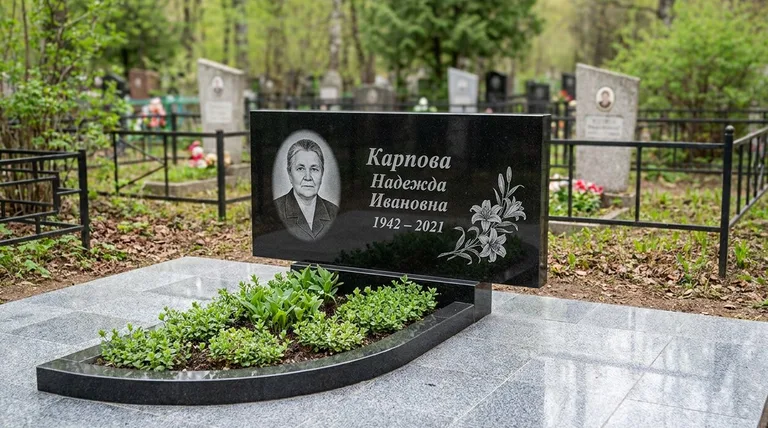 Памятник с гравировкой лилий — выполненная работа «Карпова» в Набережных Челнах