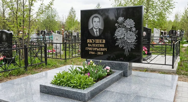 Памятник с гравировкой пионов — выполненная работа «Якушев» в Набережных Челнах