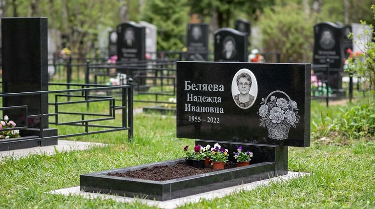 Памятник с гравировкой пионов — выполненная работа «Беляева» в Набережных Челнах