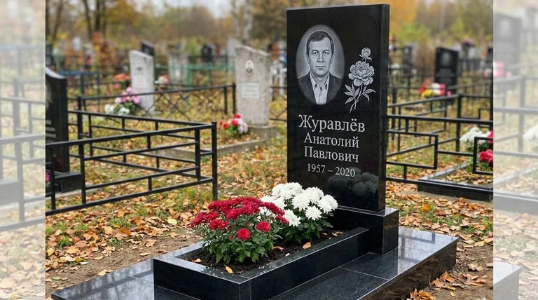 Памятник с гравировкой пионов — выполненная работа «Журавлёв» в Набережных Челнах