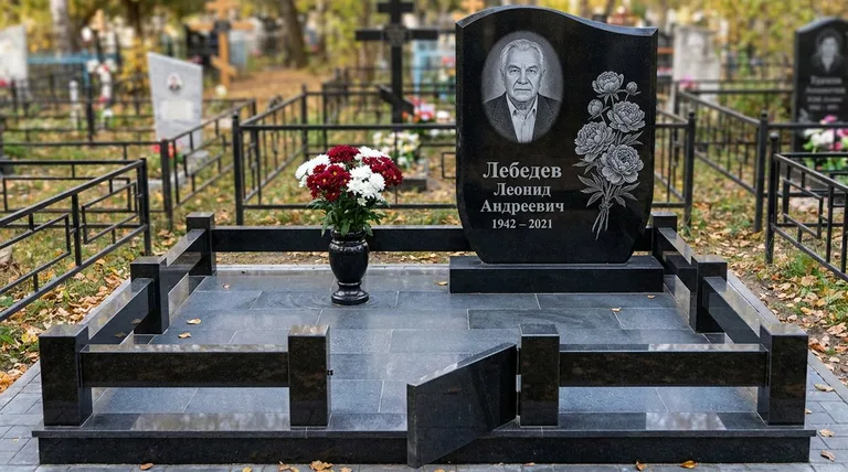 Памятник с гравировкой пионов — выполненная работа «Лебедев» в Набережных Челнах