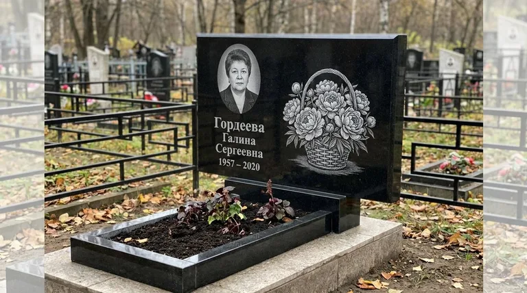 Памятник с гравировкой пионов — выполненная работа «Гордеева» в Набережных Челнах