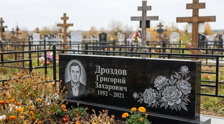Памятник с гравировкой пионов — выполненная работа «Дроздов» в Набережных Челнах