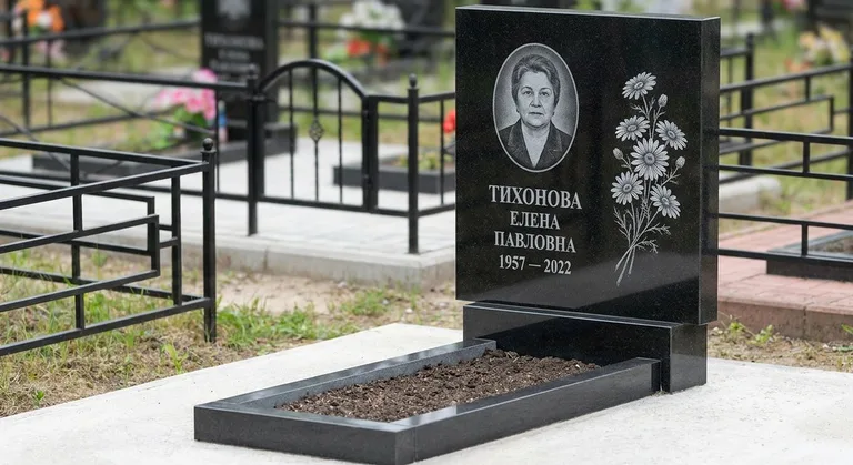 Памятник с гравировкой ромашек — выполненная работа «Тихонова» в Набережных Челнах
