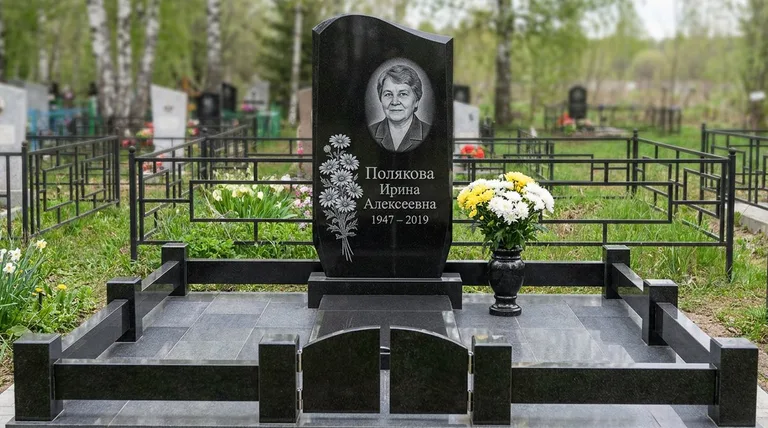 Памятник с гравировкой ромашек — выполненная работа «Полякова» в Набережных Челнах