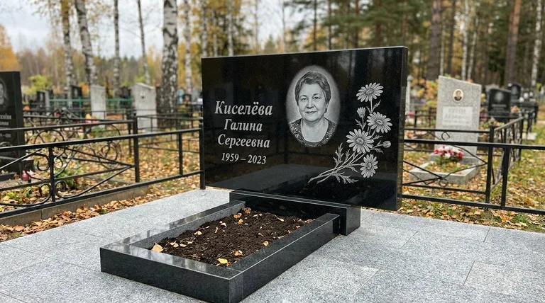 Памятник с гравировкой ромашек — выполненная работа «Киселёва» в Набережных Челнах