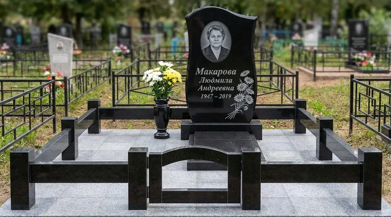 Памятник с гравировкой ромашек — выполненная работа «Макарова» в Набережных Челнах