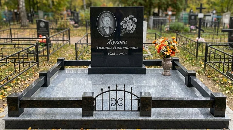 Памятник с гравировкой ромашек — выполненная работа «Жукова» в Набережных Челнах