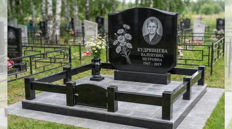Памятник с гравировкой ромашек — выполненная работа «Кудрявцева» в Набережных Челнах