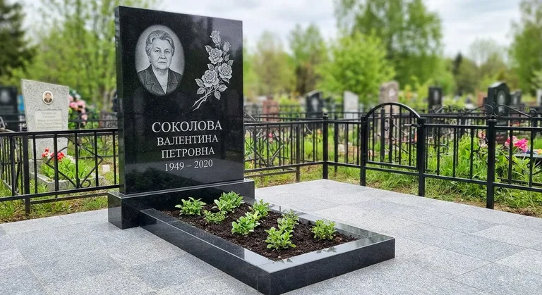Памятник с гравировкой роз — выполненная работа «Соколова» в Набережных Челнах