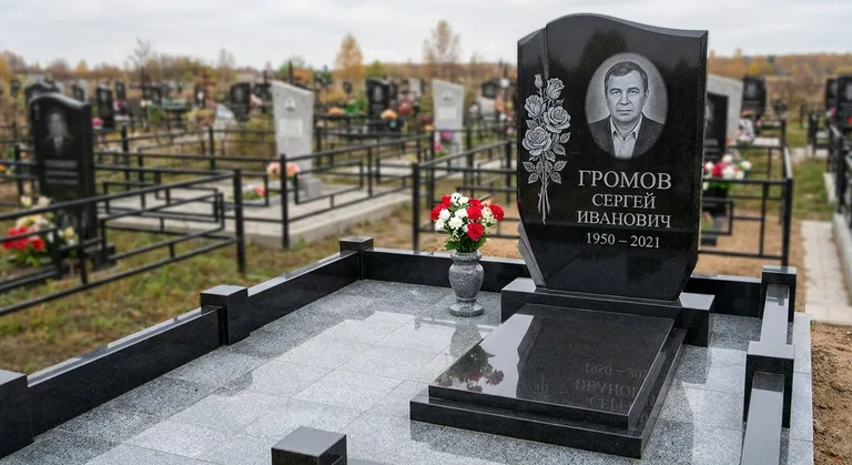 Памятник с гравировкой роз — выполненная работа «Громов» в Набережных Челнах