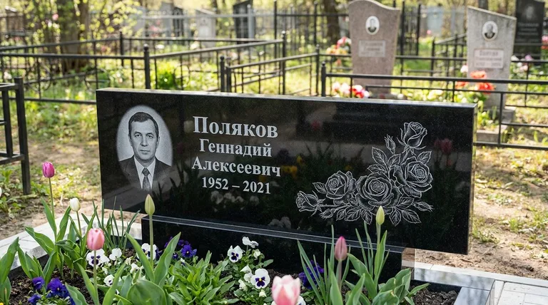 Памятник с гравировкой роз — выполненная работа «Поляков» в Набережных Челнах