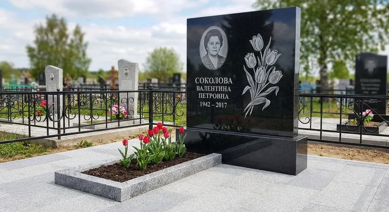Памятник с гравировкой тюльпанов — выполненная работа «Соколова» в Набережных Челнах