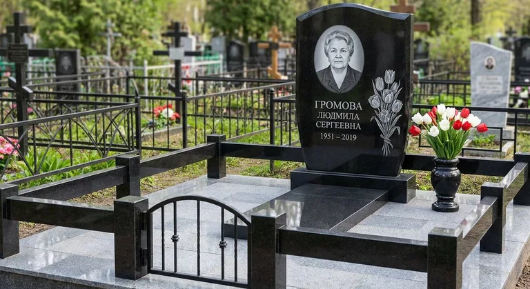 Памятник с гравировкой тюльпанов — выполненная работа «Громова» в Набережных Челнах