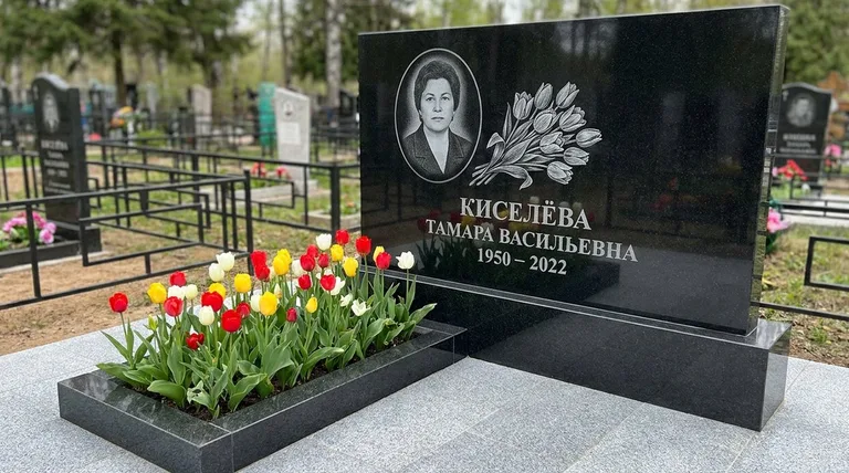 Памятник с гравировкой тюльпанов — выполненная работа «Киселёва» в Набережных Челнах