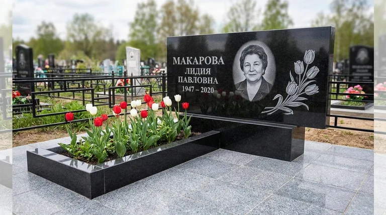 Памятник с гравировкой тюльпанов — выполненная работа «Макарова» в Набережных Челнах