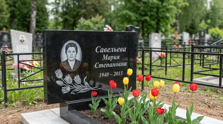 Памятник с гравировкой тюльпанов — выполненная работа «Савельева» в Набережных Челнах