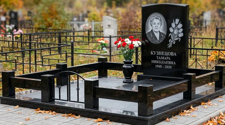 Памятник с гравировкой тюльпанов — выполненная работа «Кузнецова» в Набережных Челнах