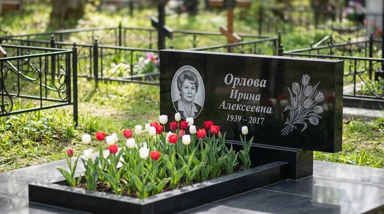 Памятник с гравировкой тюльпанов — выполненная работа «Орлова» в Набережных Челнах