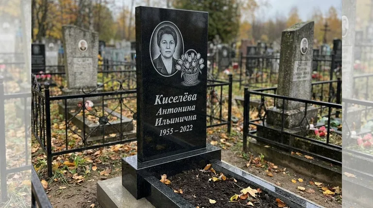 Памятник с гравировкой тюльпанов — выполненная работа «Киселёва» в Набережных Челнах