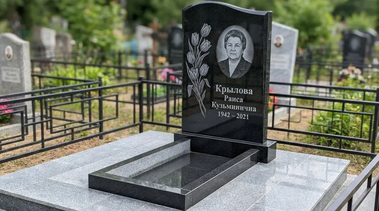 Памятник с гравировкой тюльпанов — выполненная работа «Крылова» в Набережных Челнах