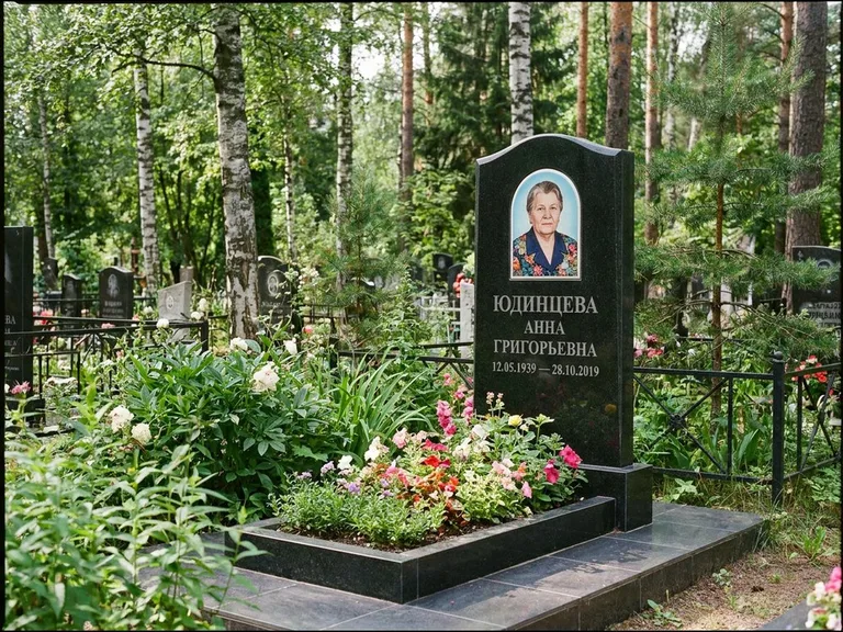 Овальный портрет на памятнике весной в Набережных Челнах