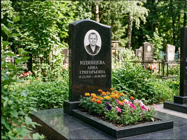 Овальный портрет на сером граните — работа «Юдинцева» в Набережных Челнах